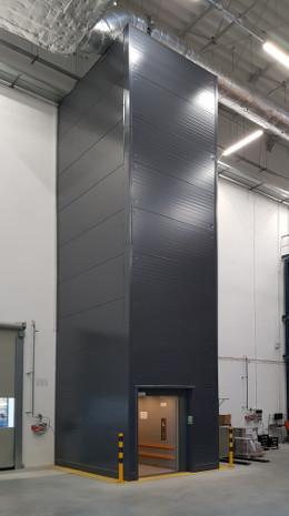Dźwig GPL 1600kg w szybach samonośnych w zakładzie produkcyjnym w Gliwicach