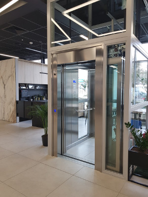 Dźwig winda osobowa Green Lift MRL-T w salonie sprzedaży w Łodzi